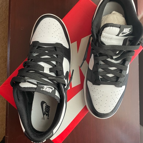 EUC Nike dunks. Pandas. Unisex Men 8.5/womens 10. - Picture 2 of 4